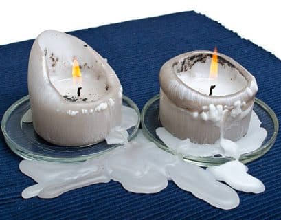 Bougies qui ont coulé et ont taché une nappe