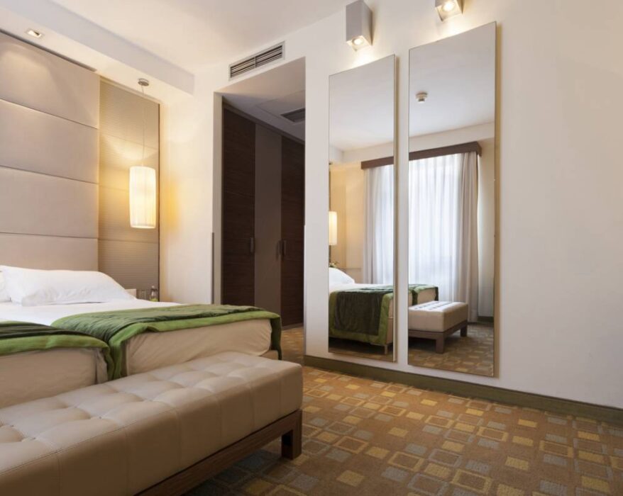 Miroir dans une chambre