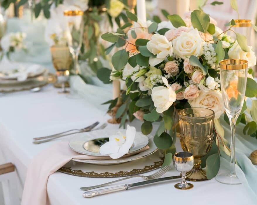 Table de fête avec une décoration chic et simple