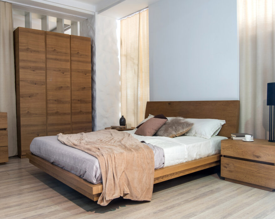 Chambre avec des grands rangements