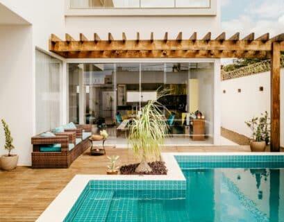 Pergola à coté d'une piscine