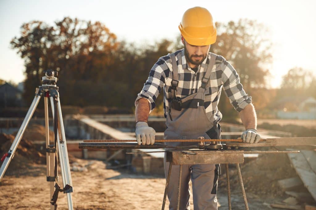 Indépendant menuisier travaillant sur un chantier avec une RC décennale sur-mesure