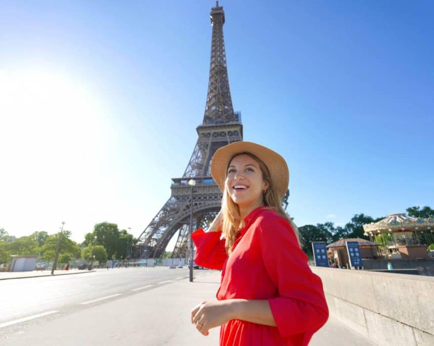 Femme en vacances à Paris