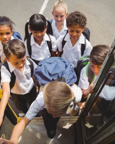 Écoliers montant dans un bus pour un voyage en groupe