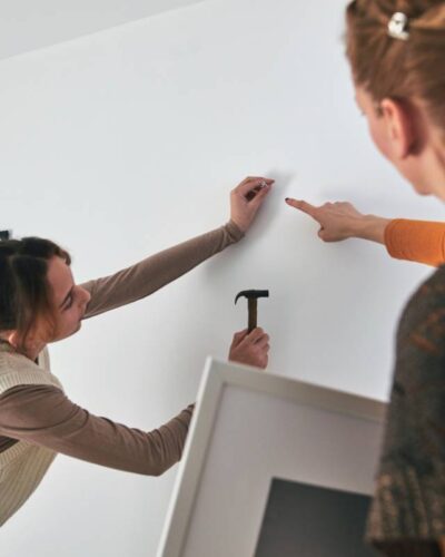 Femme posant une affiche dans un salon