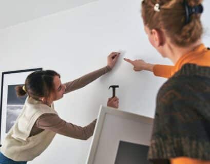 Femme posant une affiche dans un salon