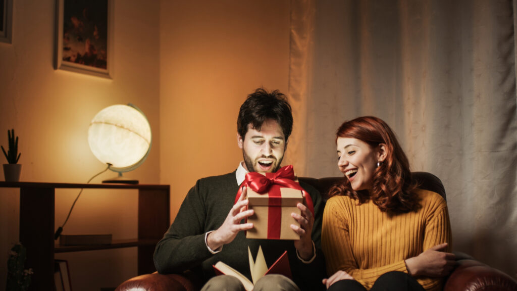 Homme heureux de recevoir un cadeau de saint-valentin