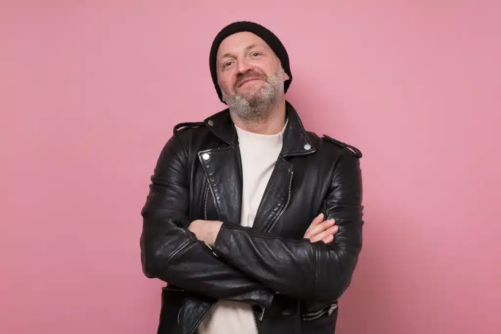 Homme portant un perfecto en cuir