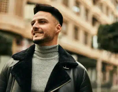 Homme avec une veste en cuir