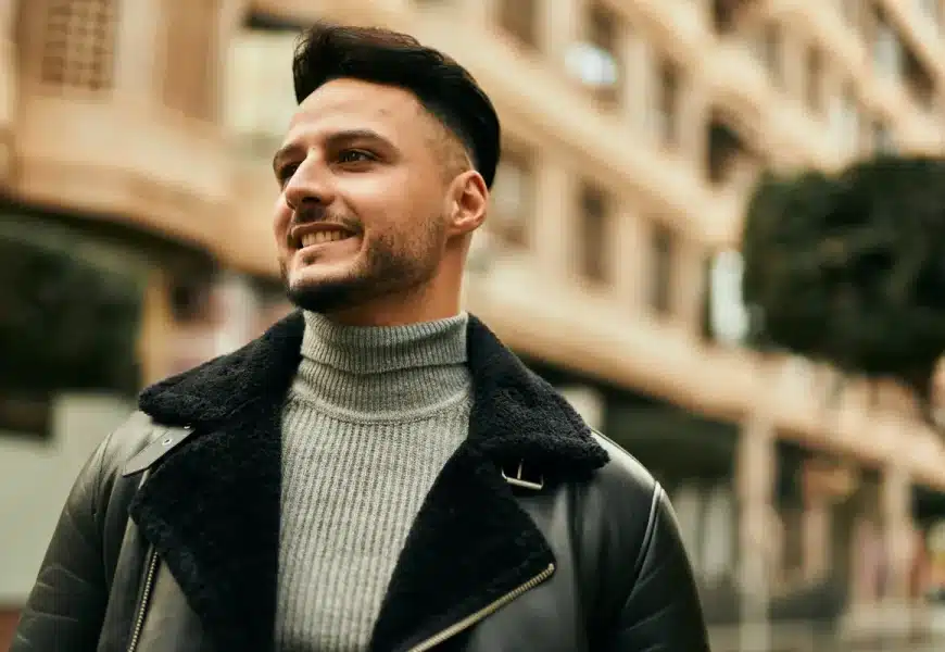 Homme avec une veste en cuir