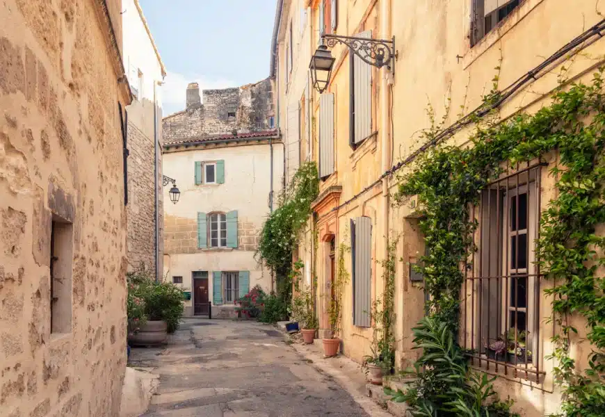 Rue de la ville d'Arles en Provence
