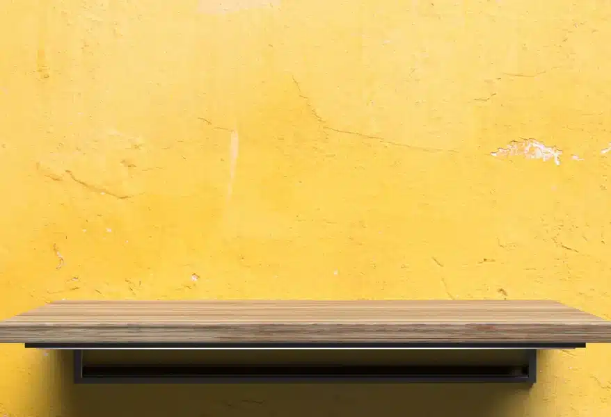 Etagere murale en bois sur un mur jaune