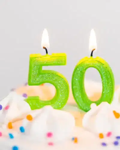 Gateau d'anniversaire avec bougies pour les 50 ans