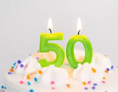 Gateau d'anniversaire avec bougies pour les 50 ans