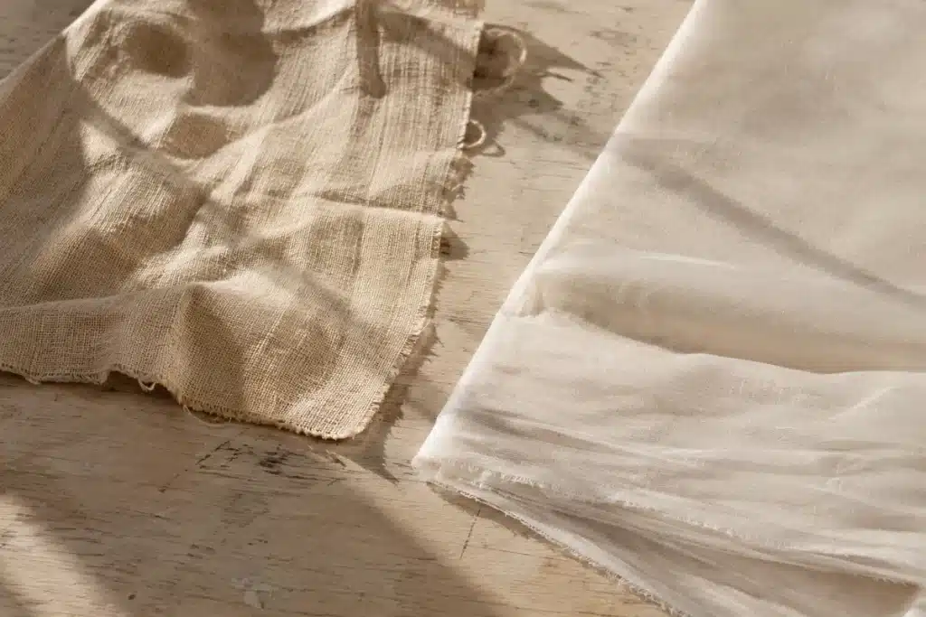 Tissu de lin et tissu de coton posé l'un à coté de l'autre