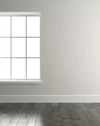 Fenêtre sans rideau dans un appartement vide