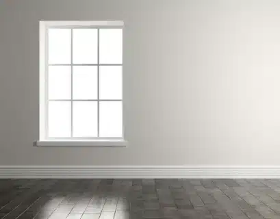 Fenêtre sans rideau dans un appartement vide
