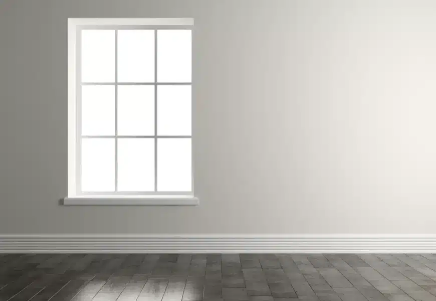 Fenêtre sans rideau dans un appartement vide