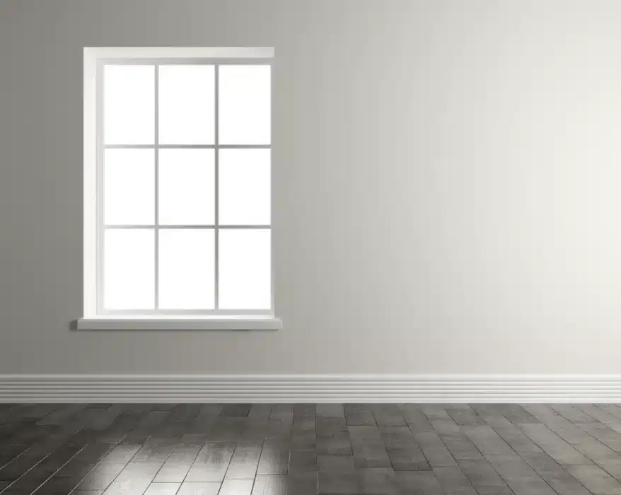 Fenêtre sans rideau dans un appartement vide