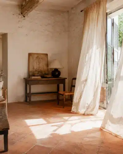Pièce de vie dans une maison du sud de la France avec des rideaux en lin fin