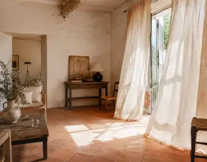 Pièce de vie dans une maison du sud de la France avec des rideaux en lin fin