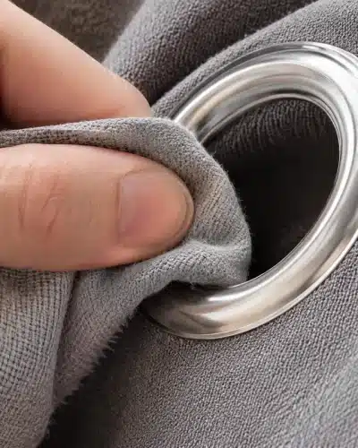 essuyer un œillet métallique de rideau avec un chiffon sec après lavage