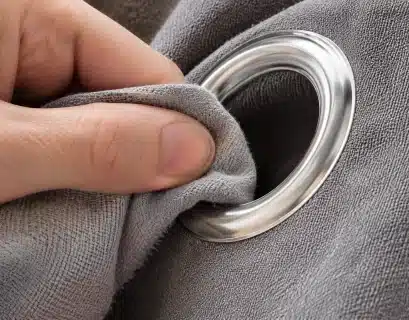 essuyer un œillet métallique de rideau avec un chiffon sec après lavage