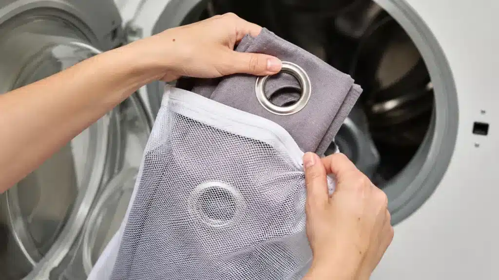 laver des rideaux à œillets métalliques en machine dans un sac de lavage