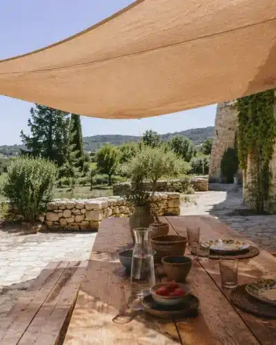 Voilage d'ombrage sur une terrasse d'une maison du Sud de la France