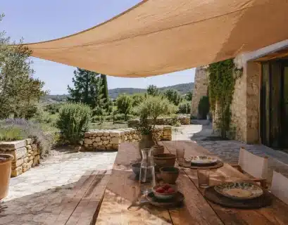 Voilage d'ombrage sur une terrasse d'une maison du Sud de la France