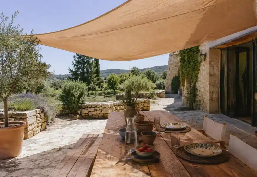 Voilage d'ombrage sur une terrasse d'une maison du Sud de la France