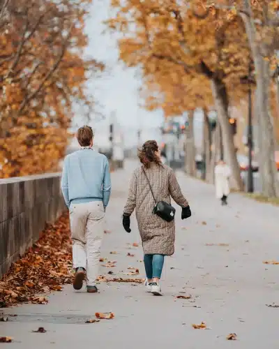 Couple marchant dans la rue pendant un voyage hors-saison