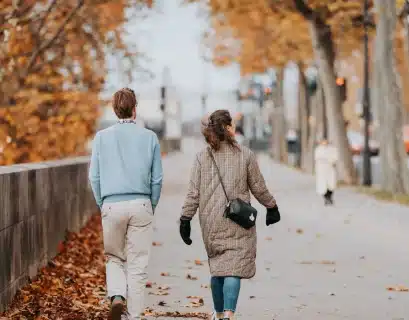 Couple marchant dans la rue pendant un voyage hors-saison