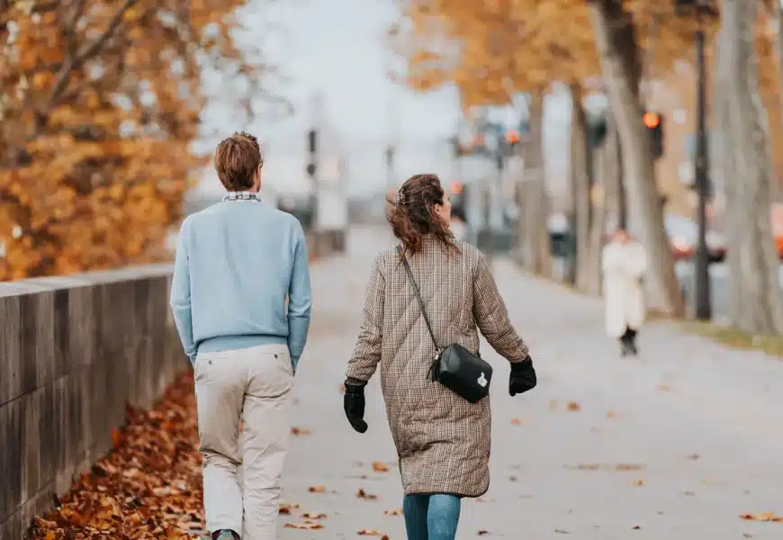 Couple marchant dans la rue pendant un voyage hors-saison