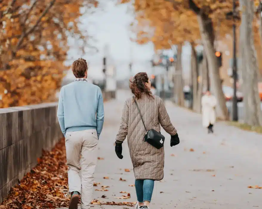 Couple marchant dans la rue pendant un voyage hors-saison