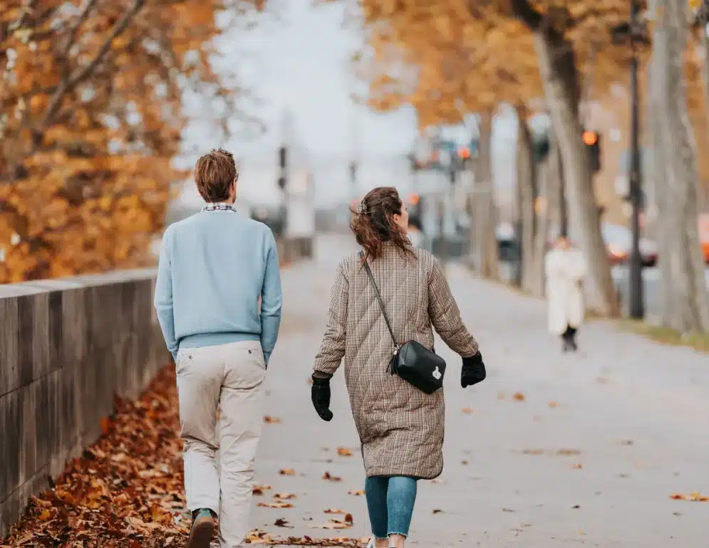 Couple marchant dans la rue pendant un voyage hors-saison