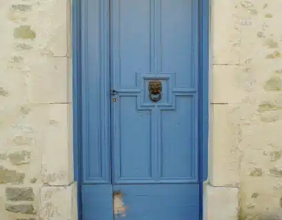 Porte d'entrée en bois ancienne