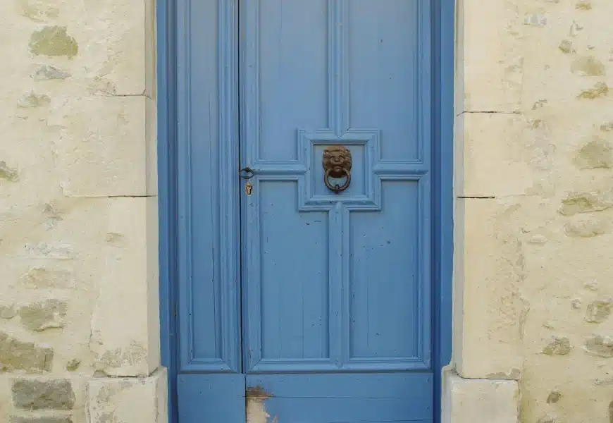 Porte d'entrée en bois ancienne