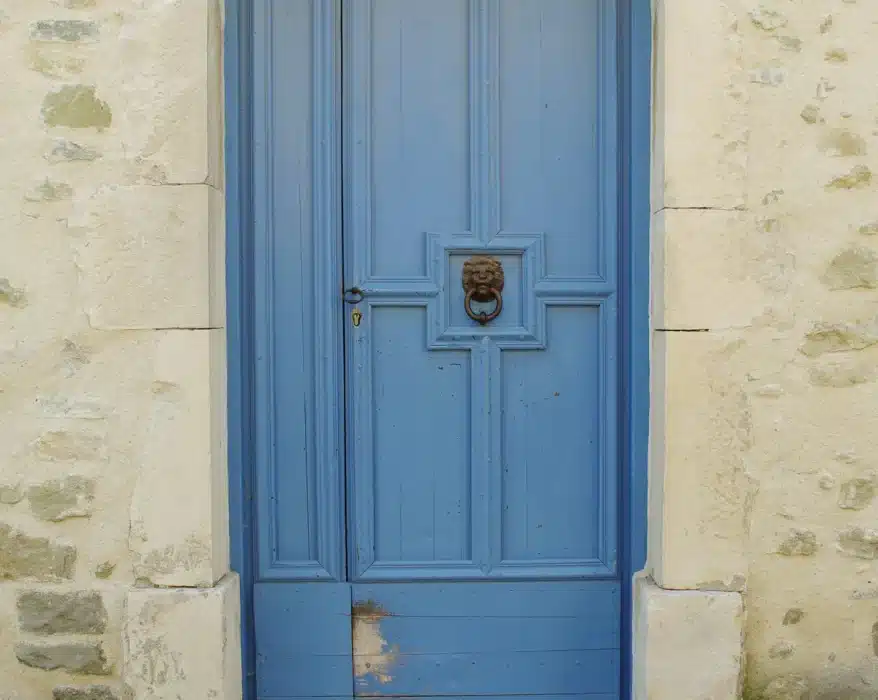 Porte d'entrée en bois ancienne