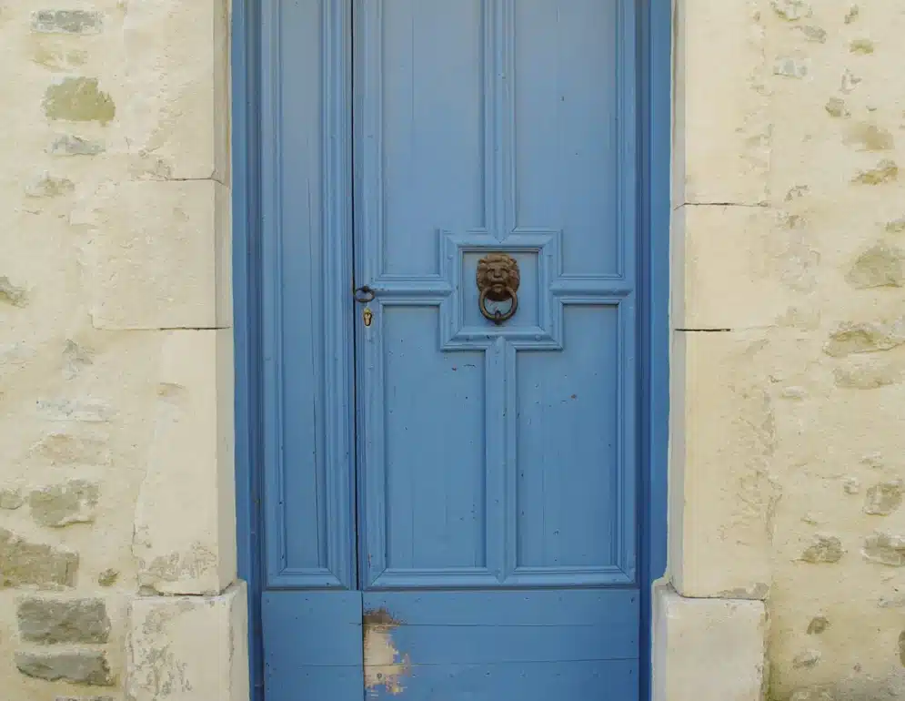 Porte d'entrée en bois ancienne