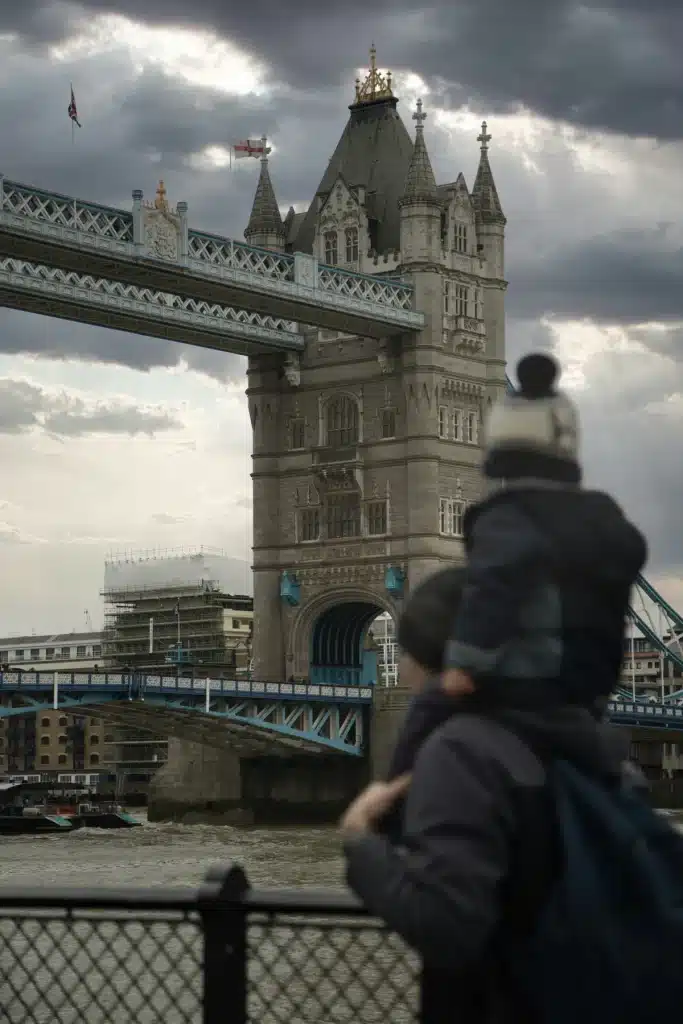 Visite de Londres avec un enfant sur les épaules
